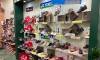 靴の尚美堂 小林店の壁面ディスプレイ。YONEX（ヨネックス）やNew Balance（ニューバランス）などのウォーキングシューズが並んでいます。
