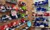 靴の尚美堂 小林店のサンダルコーナー。NIKE（ナイキ）、adidas（アディダス）、BIRKENSTOCK（ビルケンシュトック）などの人気ブランドサンダルが並んでいます。
